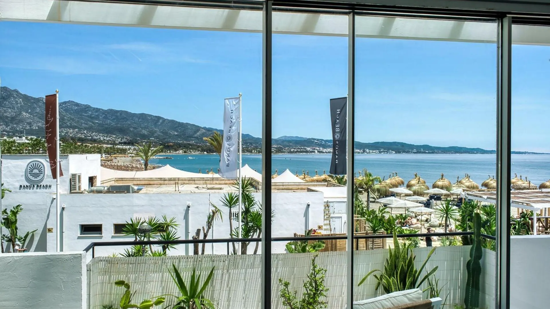 3095 Elegant Beachside Apartment In Puerto Banus マルベーリャ