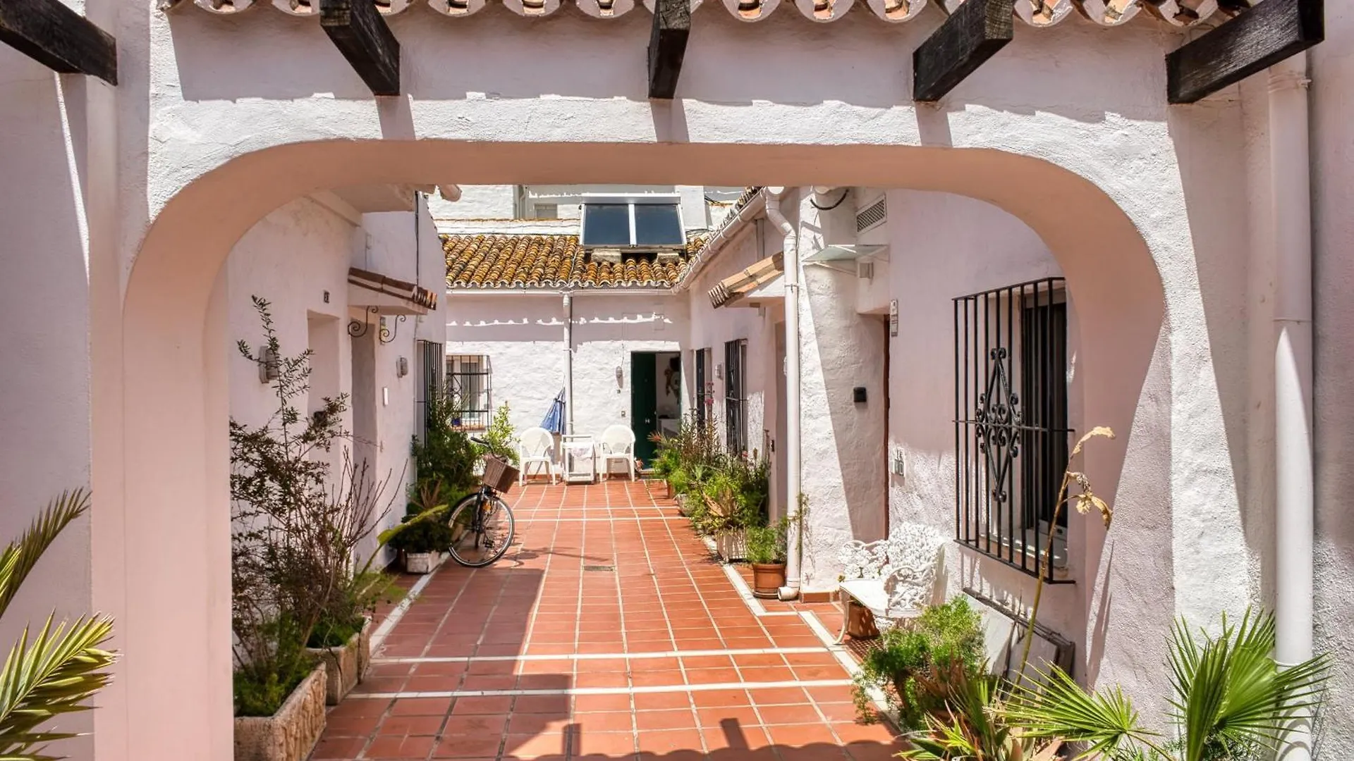 3095 Elegant Beachside Apartment In Puerto Banus マルベーリャ